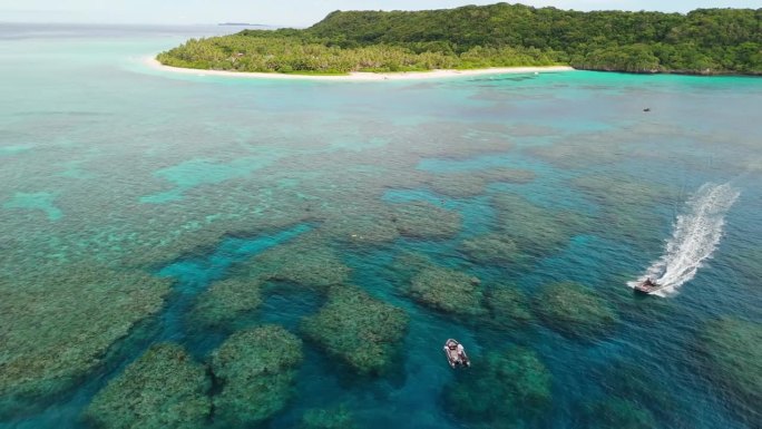 在斐济，一群浮潜者在珊瑚礁周围游泳