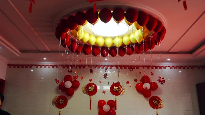 红色气球装饰结婚家里