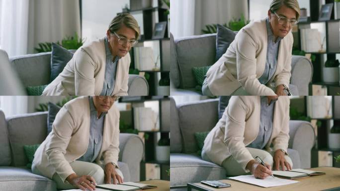 一位成熟的心理学家，戴着眼镜，坐在沙发上，一边开会一边用笔在文件上写笔记。在日记里写目标的女商人。高