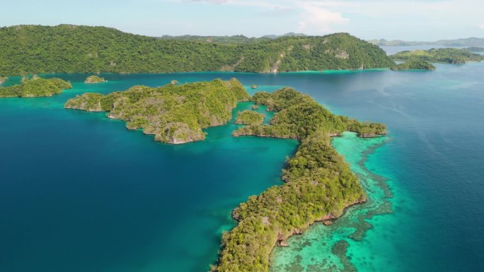 从无人机上看到的斐济热带景观。