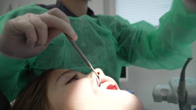 专业牙医在牙科诊所治疗儿童，口腔卫生程序