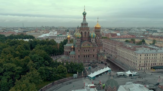 俄罗斯圣彼得堡- 2023年6月:近距离无人机拍摄的圣彼得堡洒血教堂。日落时美丽的圆顶和金色的教堂十
