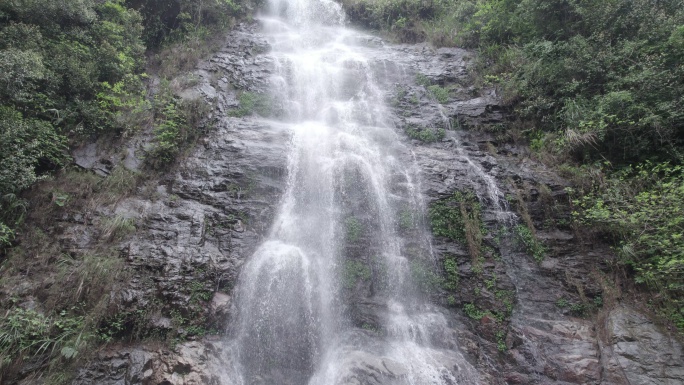 山谷瀑布水流山泉水原视频格式未调色