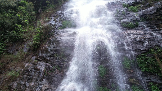 山谷瀑布水流山泉水原视频格式未调色