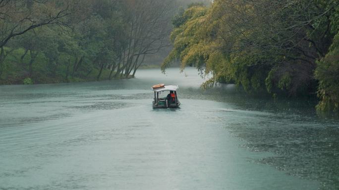 初春雨中杭州西湖的浴鹄湾景色