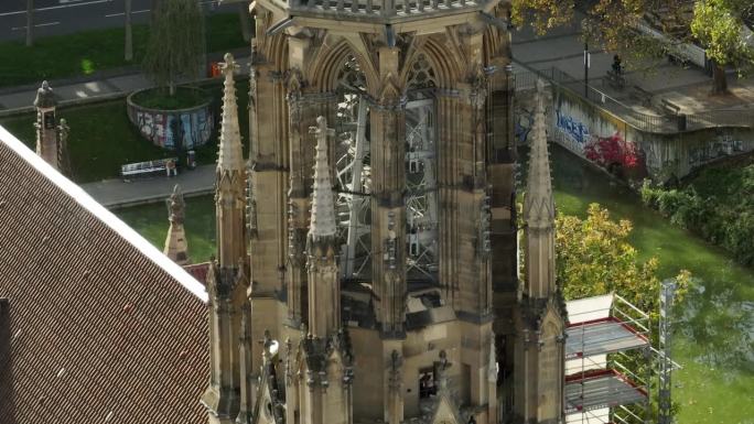 白天著名的斯图加特市大教堂外部塔顶航拍全景4k德国