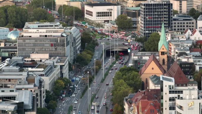 晚间斯图加特市中心交通高峰时段街道全景图4k德国