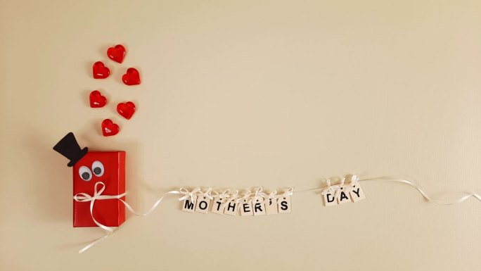 红色礼盒，上面刻着母亲节和爱心。