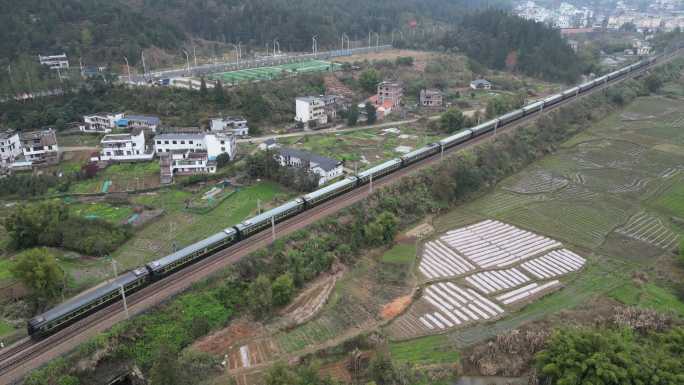 绿皮火车驶过村庄