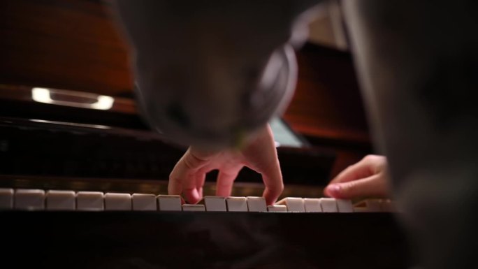 下图是一位年轻女子正在弹钢琴的双手。
