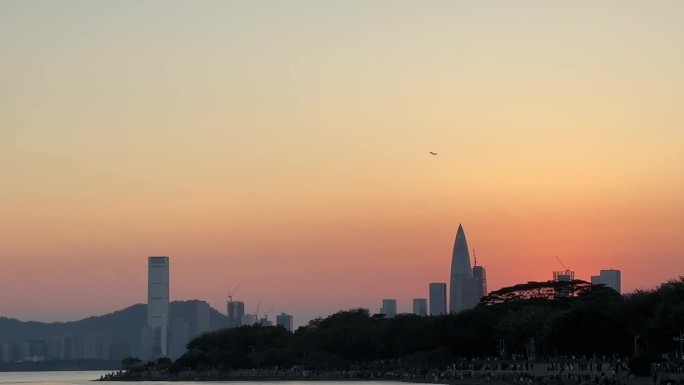 海边落日下飞机冲向云霄