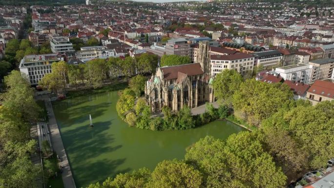 阳光明媚的日子著名的斯图加特市大教堂外部公园池塘鸟瞰图4k德国