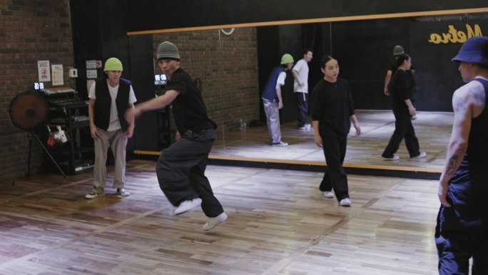 一名日本男子在与朋友的舞蹈比赛中展示他的霹雳舞技巧