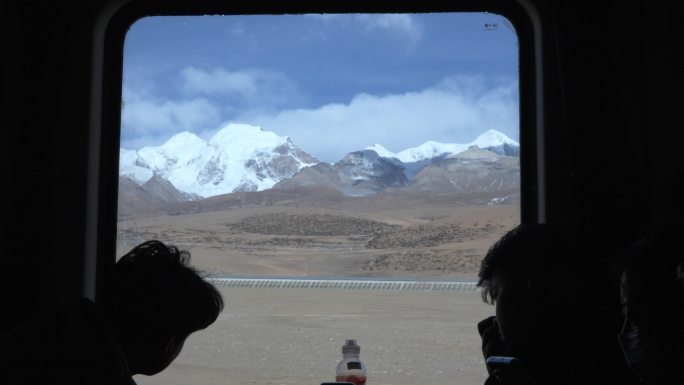 雪山火车旅游绿皮火车去西藏