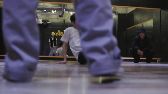 年轻的日本男子在舞蹈工作室跳霹雳舞