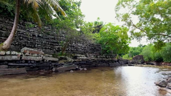 在密克罗尼西亚联邦的波纳佩，南马都尔古城的外墙被泻湖运河包围