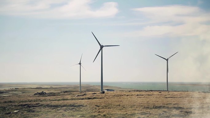南大西洋福克兰群岛(马尔维纳斯群岛)风电场中的风力涡轮机。4K分辨率。