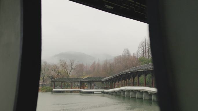 初春雨中杭州西湖的浴鹄湾景色