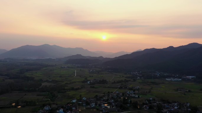 《黄昏余晖：群山间的村落夕照》