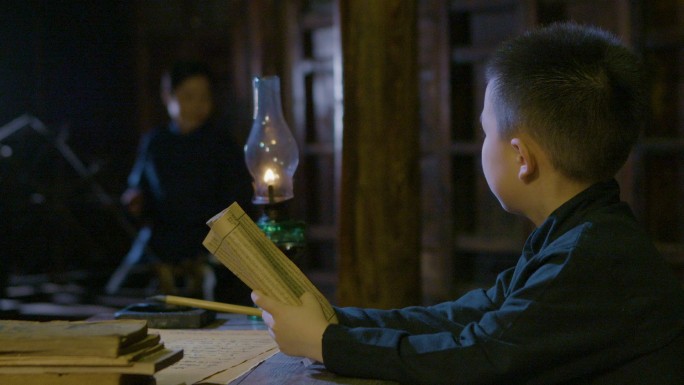 民国时期挑灯夜读孩童时期爱学习小男孩阅读