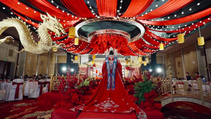 中式唐装结婚女人豪华布置背影