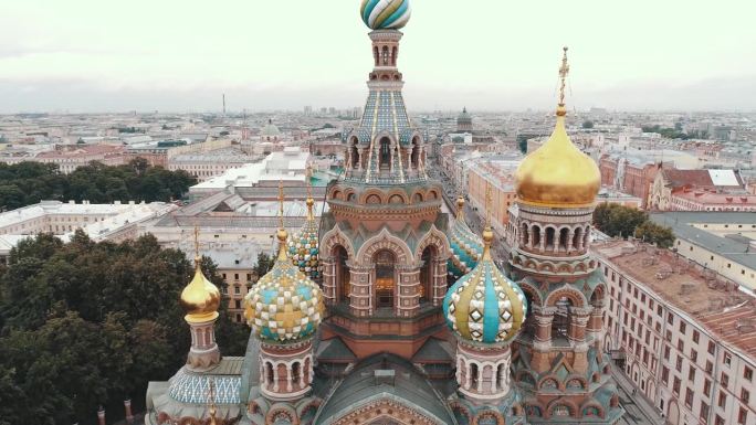俄罗斯圣彼得堡- 2023年6月:近距离无人机拍摄的圣彼得堡洒血教堂。日落时美丽的圆顶和金色的教堂十