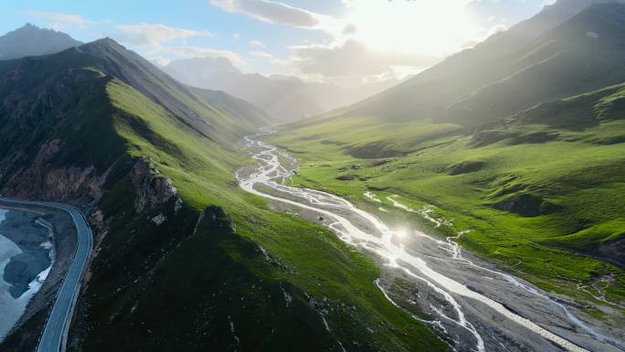 新疆独库公路山脉河流草原公路自然环境4K
