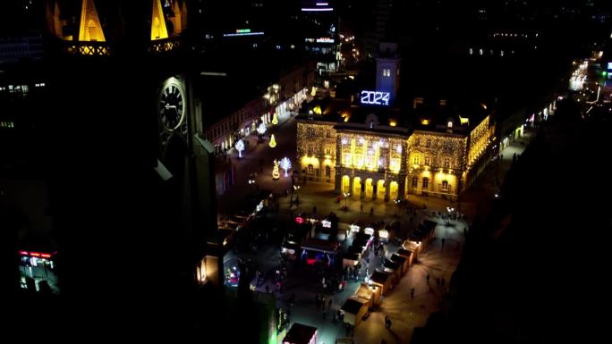 诺维萨德，塞尔维亚——2023年12月22日:美丽的诺维萨德城市广场，迎接新年的夜晚