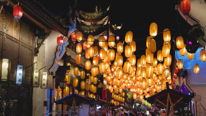 节日夜晚古街上点亮的中国灯笼