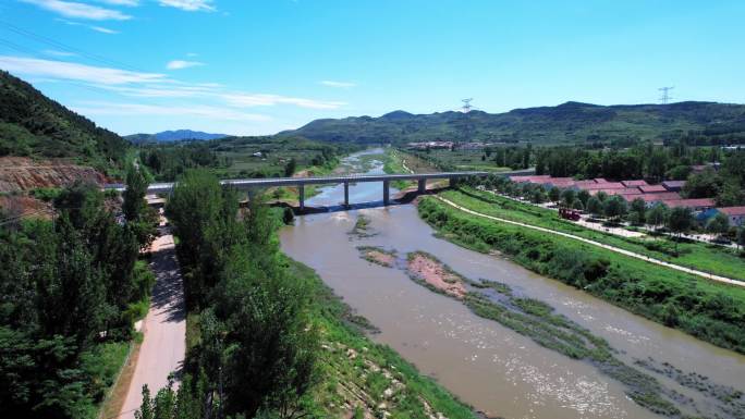 丰水期汛期山间大河河流河道带泥沙入水库