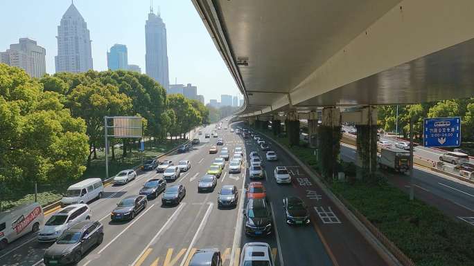 上海城市立交桥下的车辆