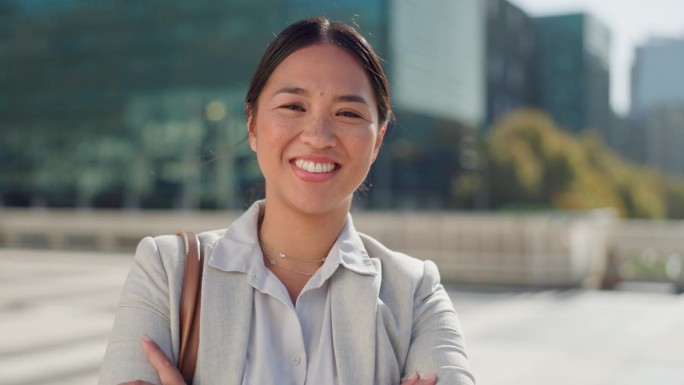 面孔，商业和亚洲女性在城市，职业生涯或实习律师事务所外的办公楼。早上，肖像和女孩有机会在法律机构找城