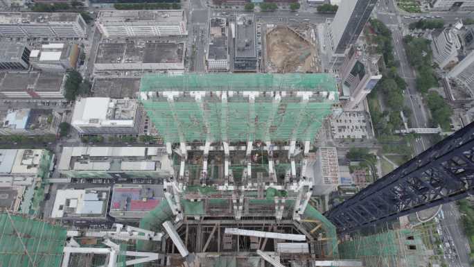 高楼大厦建筑工人高空作业焊接