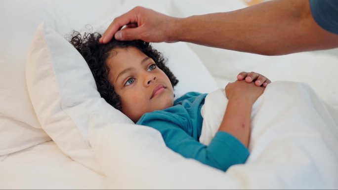 父亲、手和因发烧、感染或生病躺在床上的患病儿童在家中得到照顾、支持或爱护。爸爸监控生病的孩子，儿子或