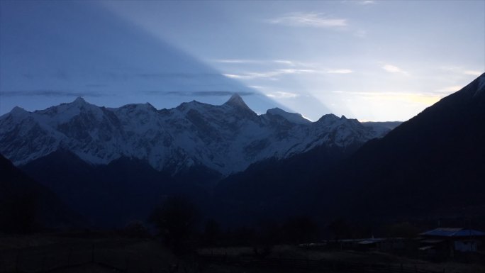 高原雪山天空流动的云