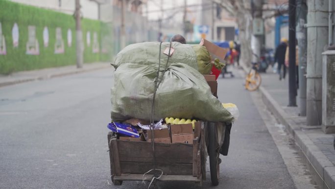 步履蹒跚走街串巷的拾荒者-100帧