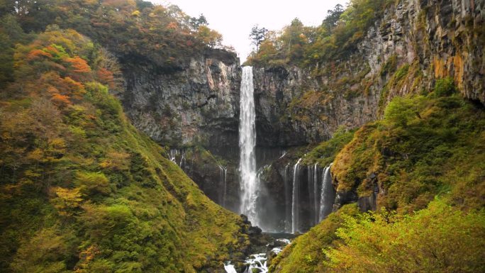 中禅寺附近的克贡瀑布。秋天色彩斑斓的日本大自然。