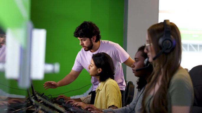 年轻的男主管帮助一位女客服代表处理案件，两人都看着笔记本电脑的屏幕