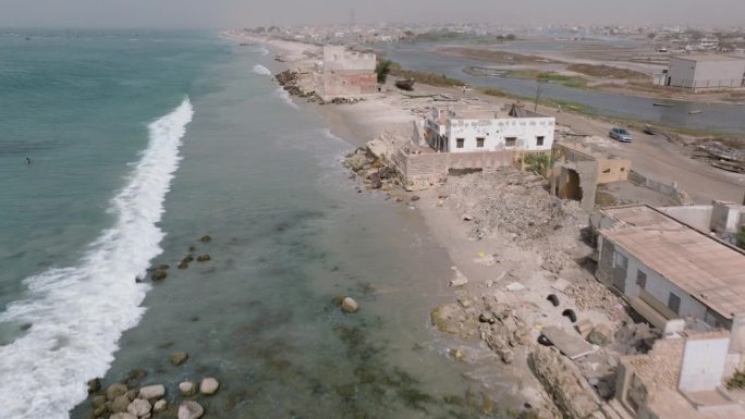 空中飞行。气候变化导致的海平面上升导致的海岸侵蚀，塞内加尔的圣路易斯