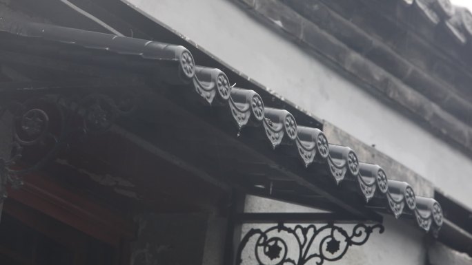 古都北京的雨中胡同