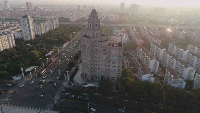 中国，苏州，2020年8月17日:鸟瞰图，海关大楼顶部有大钟，背景是住宅区，交通十字路口。