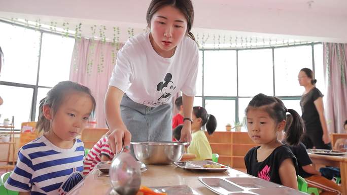 幼儿园小朋友吃饭 老师分餐