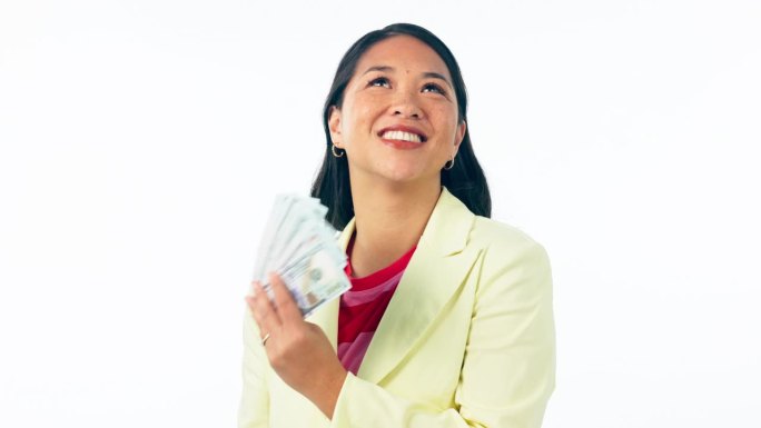快乐的亚洲女人，金钱迷和金融在储蓄，财富或丰富的工作室白色背景。在财务自由、利润或工资增长的模型上，