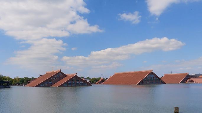 上海广富林水上建筑屋顶和流动的云朵