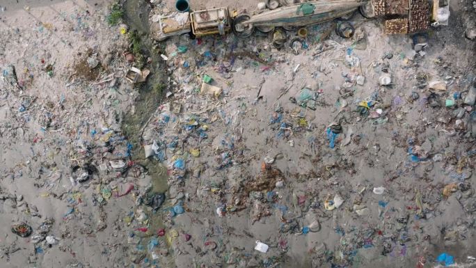 高空平移。在塞内加尔达喀尔的鱼市，污水涌入海洋，可怕的塑料污染