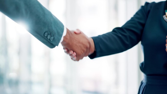 握手，与商务人士达成合作协议，并感谢您的招聘。同事，工作场所的特写和合并机会，欢迎和支持合作