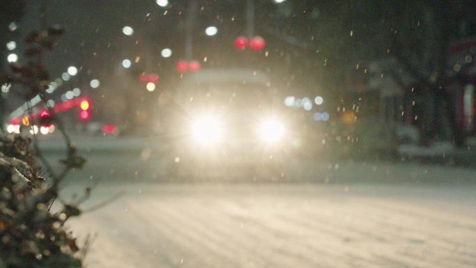 汽车在雪夜中行驶