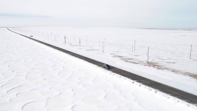 汽车在雪地公路行驶