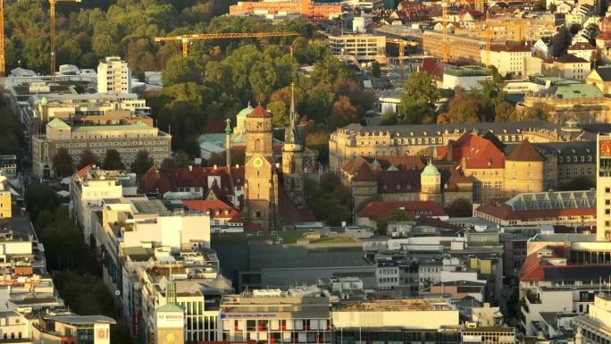 日落黄金时间斯图加特市中心著名的塔前航拍全景4k德国