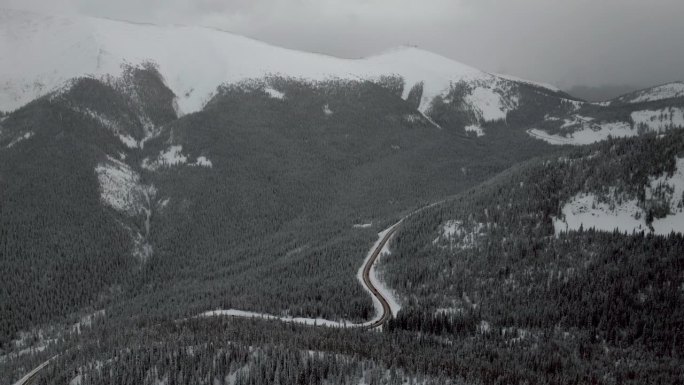 伯图德·伯图德·琼斯山口空中无人机冬季公园科罗拉多州汽车行驶在冬季高速公路上大雪暴雪深粉滑雪滑雪板落